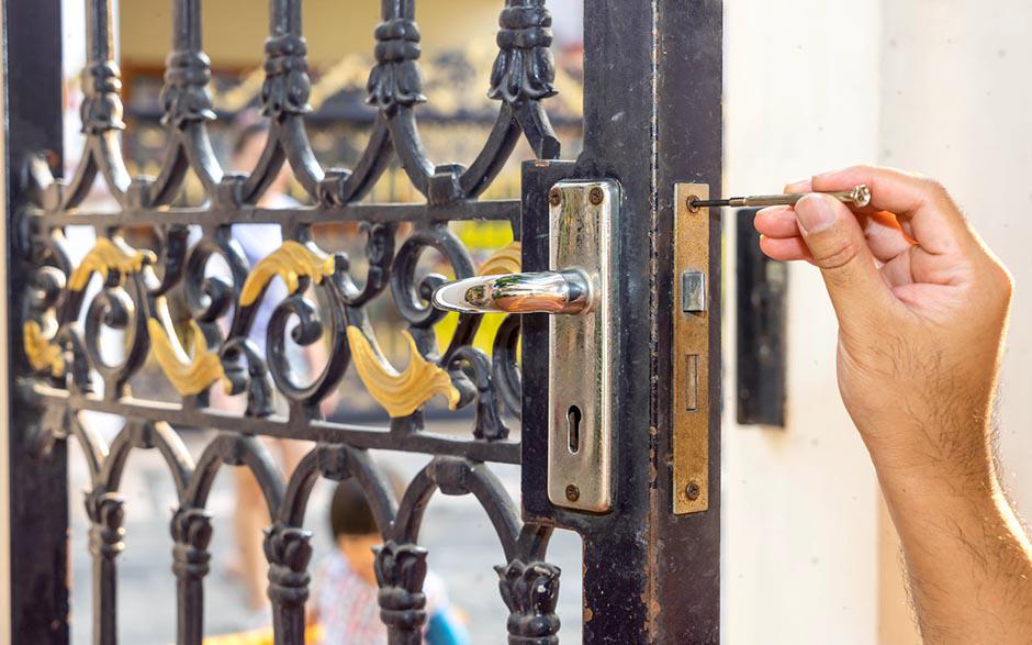 comment demonter une serrure de porte d'entrée Menucourt